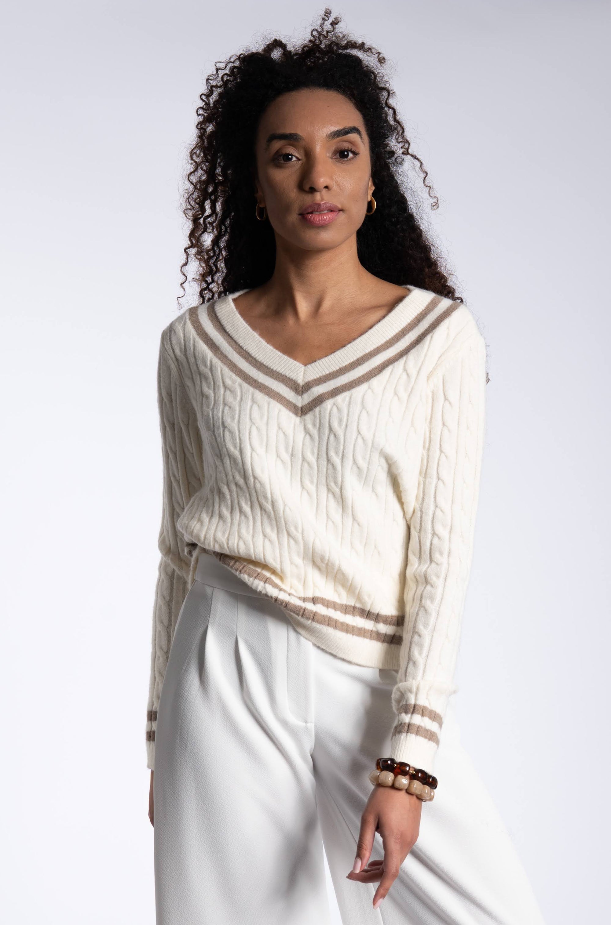 V-Neck Tennis Pull – Off White & Brown