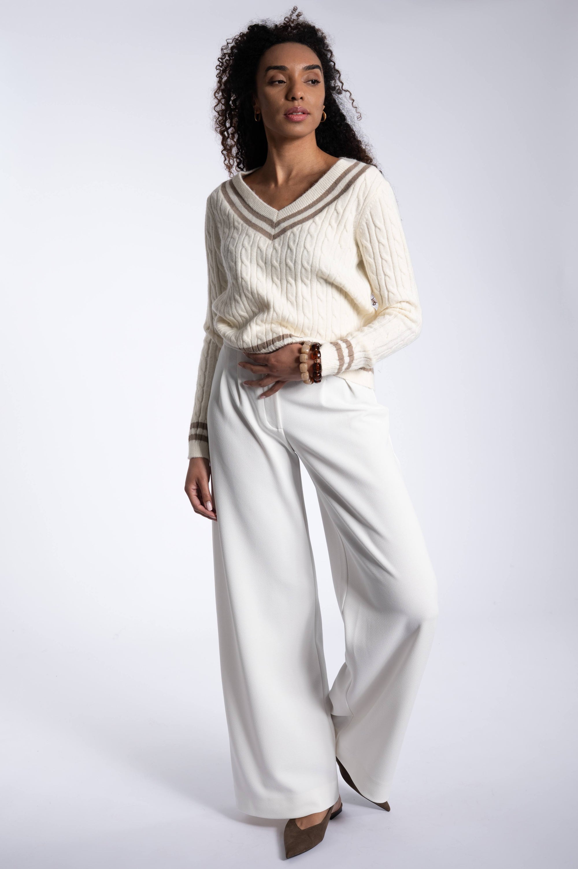 V-Neck Tennis Pull – Off White & Brown
