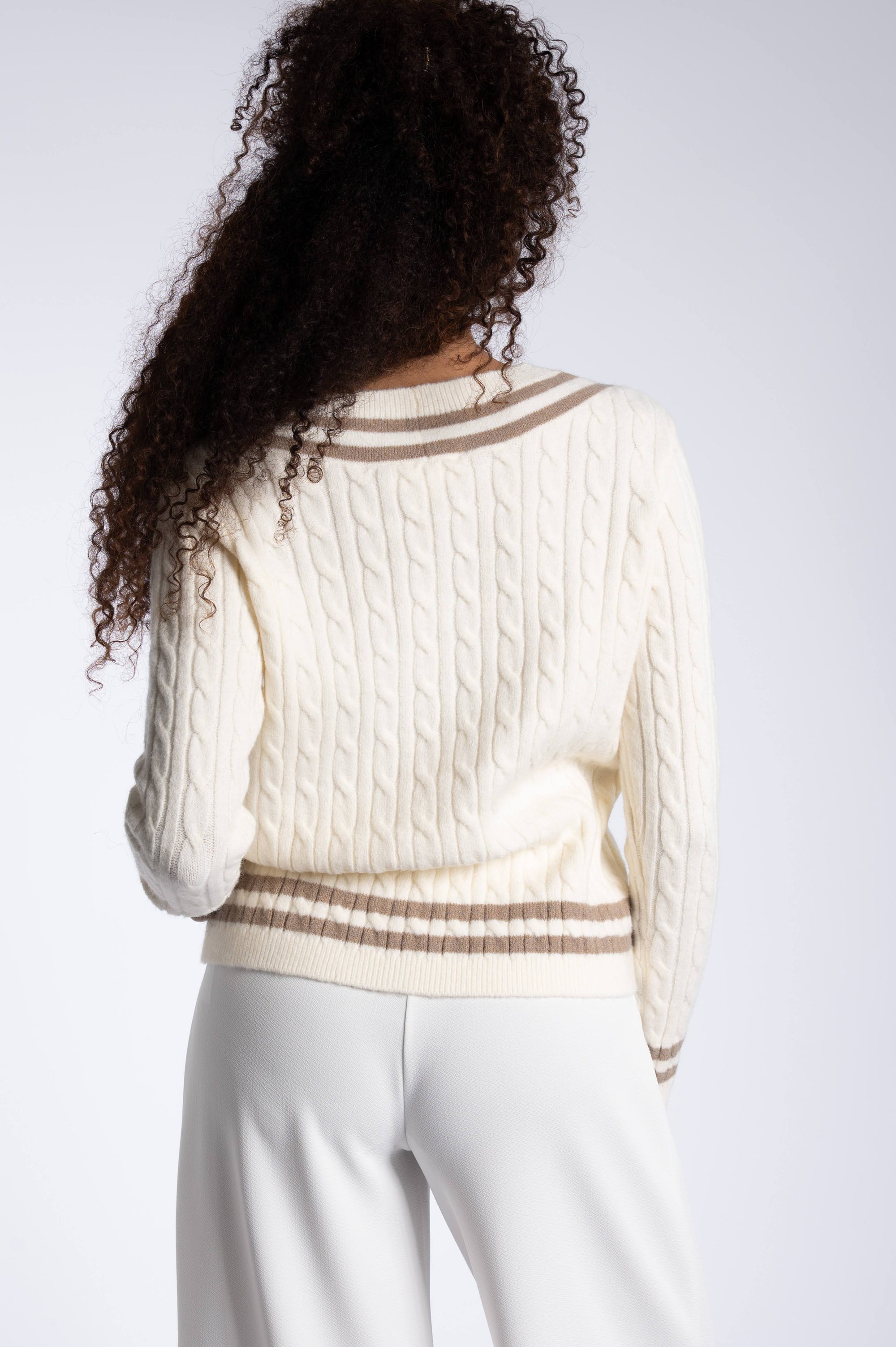 V-Neck Tennis Pull – Off White & Brown