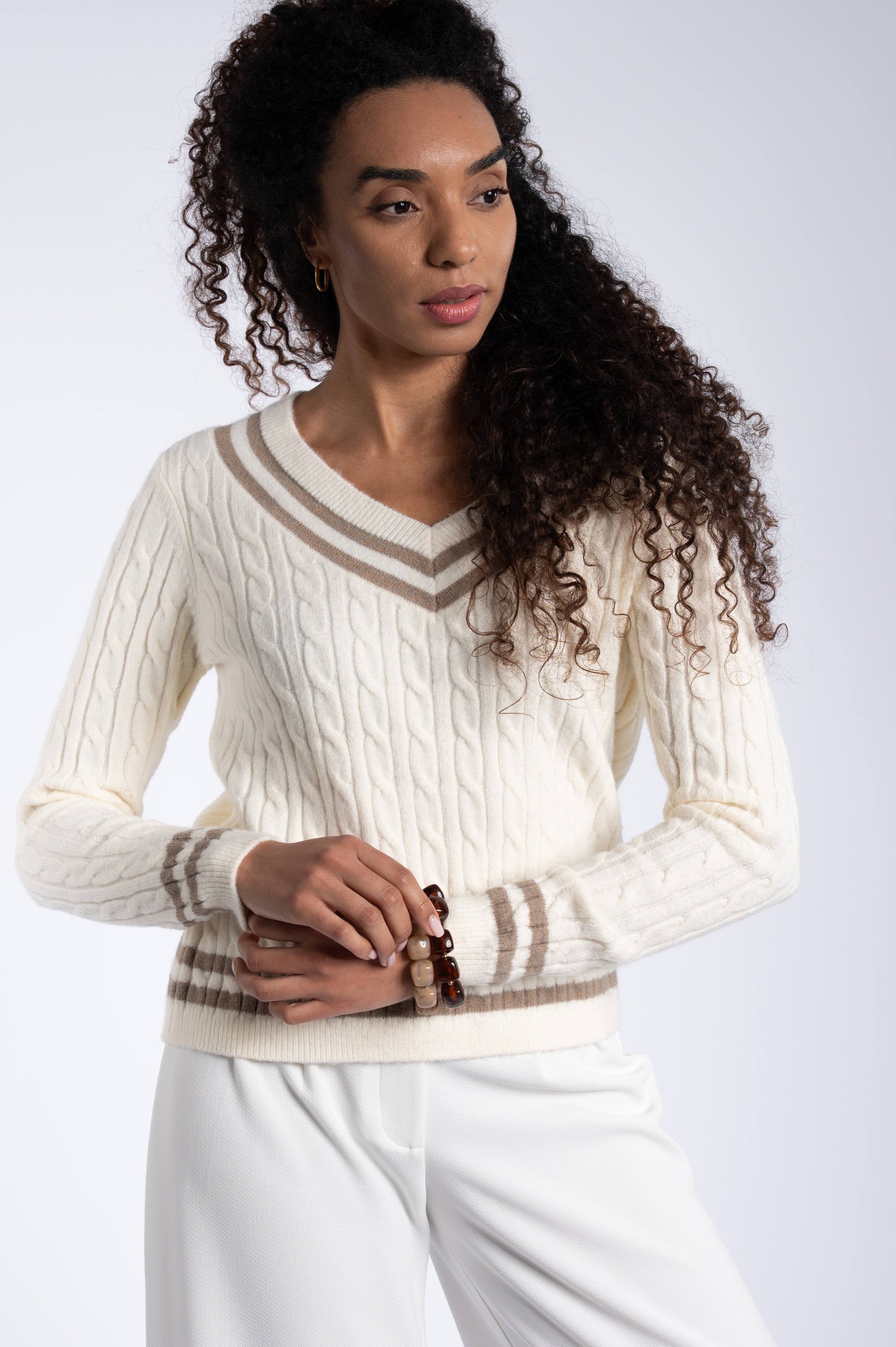 V-Neck Tennis Pull – Off White & Brown
