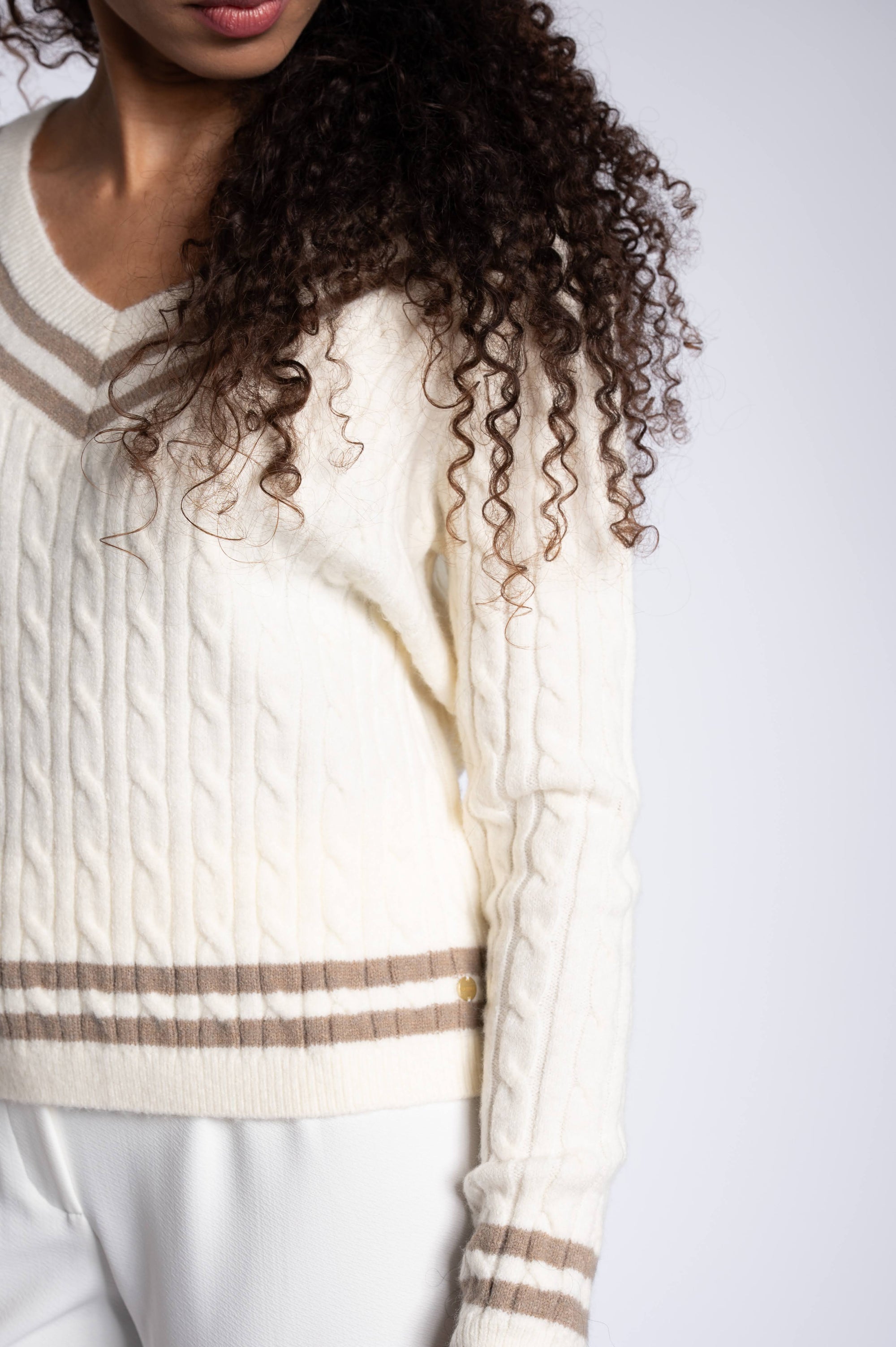 V-Neck Tennis Pull – Off White & Brown