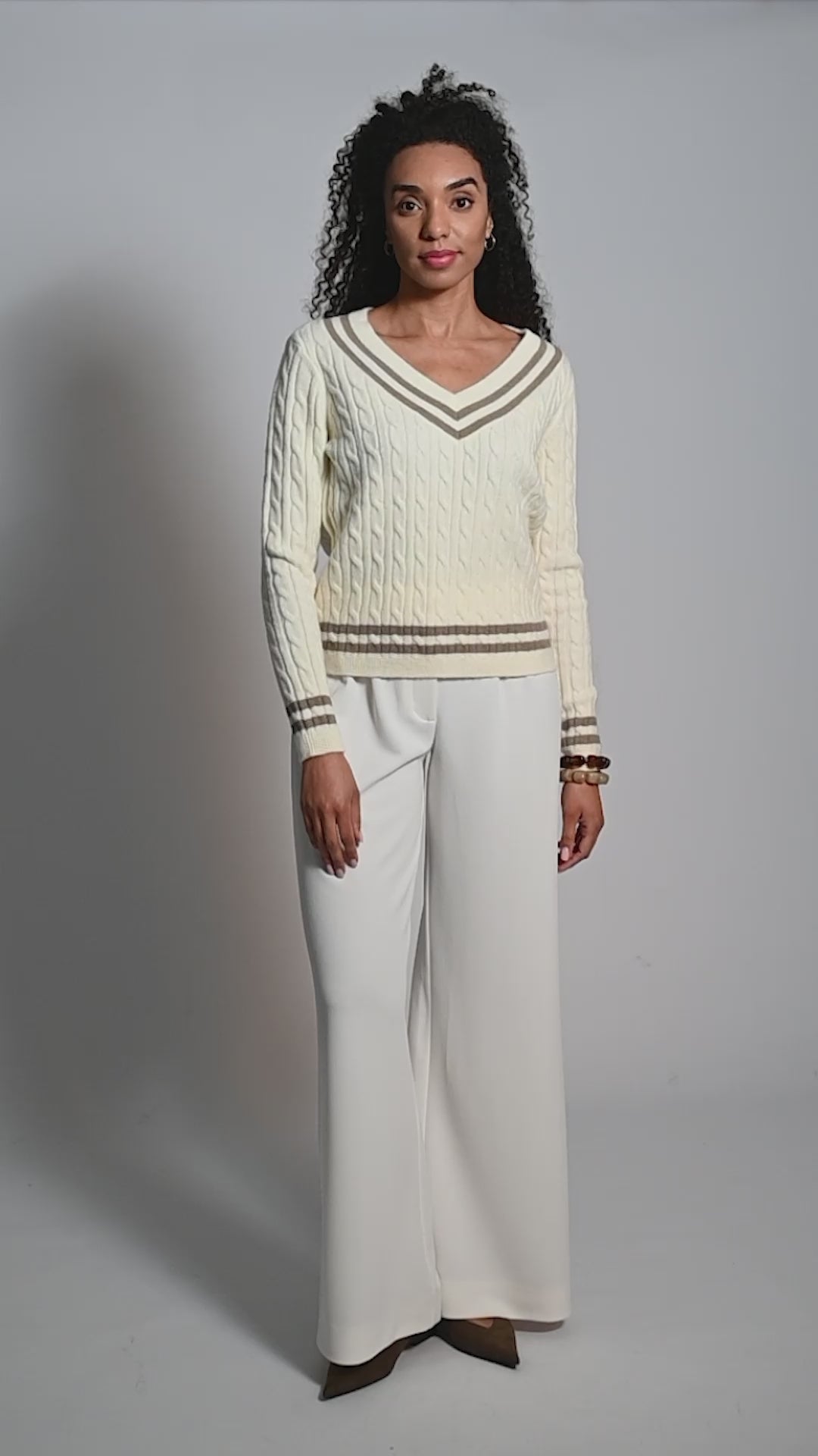 V-Neck Tennis Pull – Off White & Brown